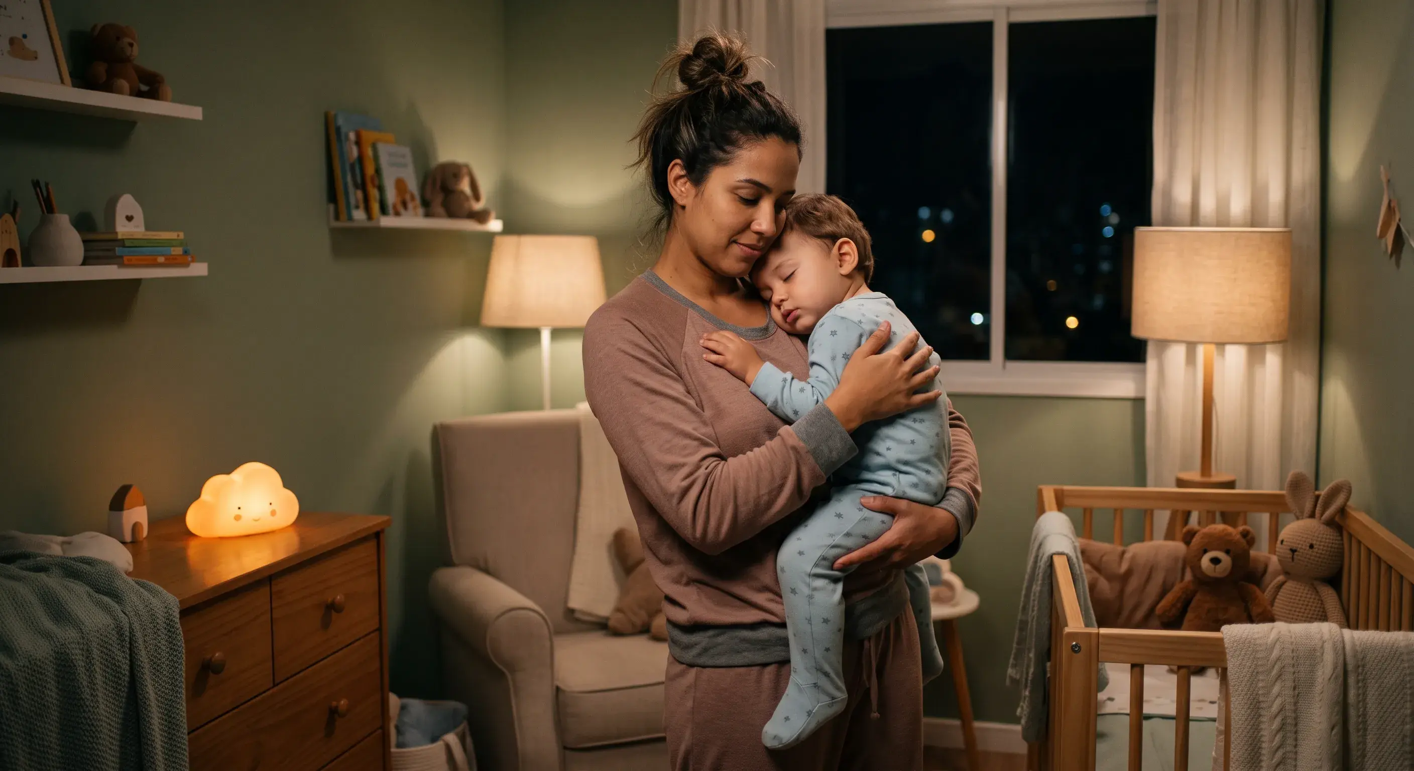 Mãe segurando o bebê no colo à noite